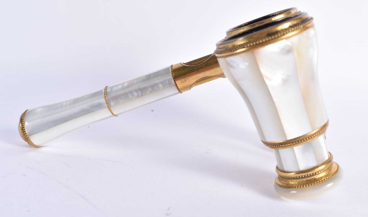 A PAIR OF MOTHER OF PEARL OPERA GLASSES 7 X 15cm extended - Image 2 of 5