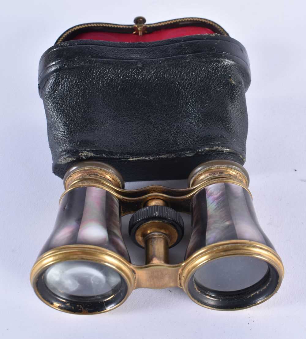 A PAIR OF MOTHER OF PEARL OPERA GLASSES. 9 cm x 8 cm extended. - Bild 5 aus 5