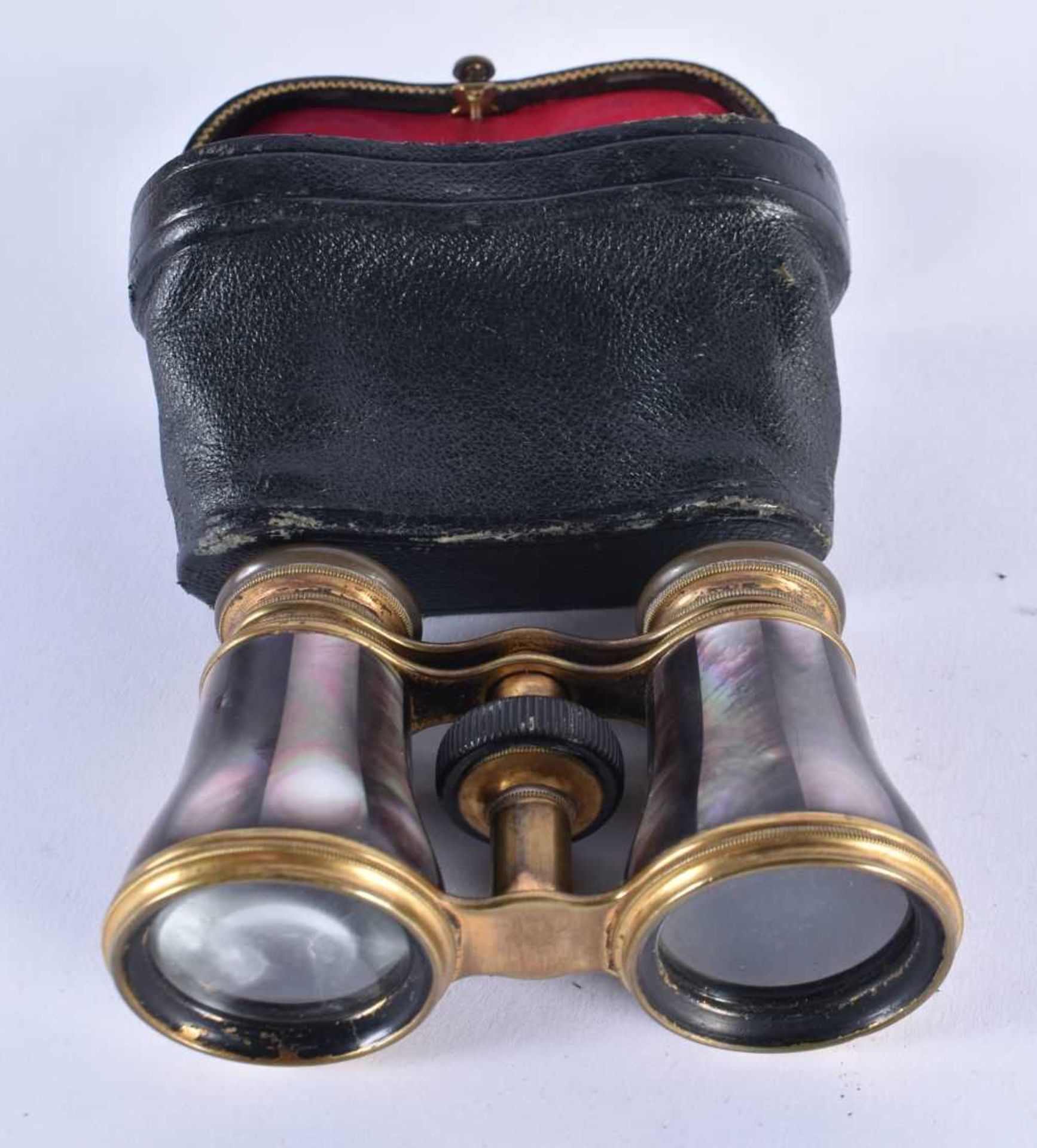 A PAIR OF MOTHER OF PEARL OPERA GLASSES. 9 cm x 8 cm extended. - Image 5 of 5