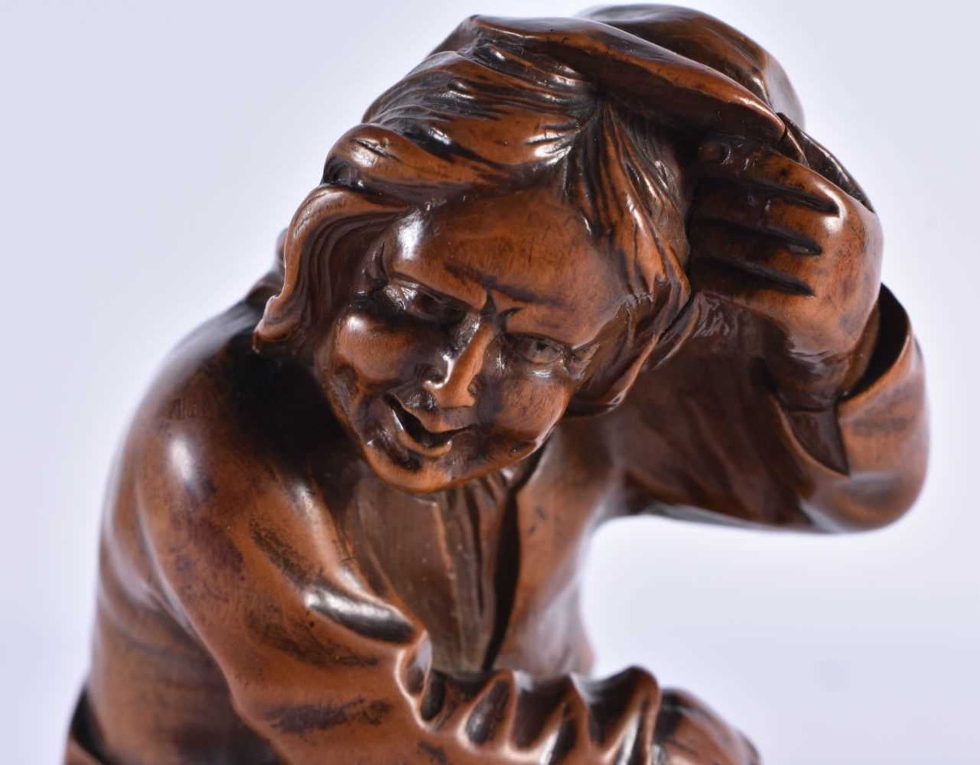 A VERY RARE 18TH CENTURY CARVED TREEN WOOD SNUFF BOX formed as a defecating male, wearing his - Image 2 of 10