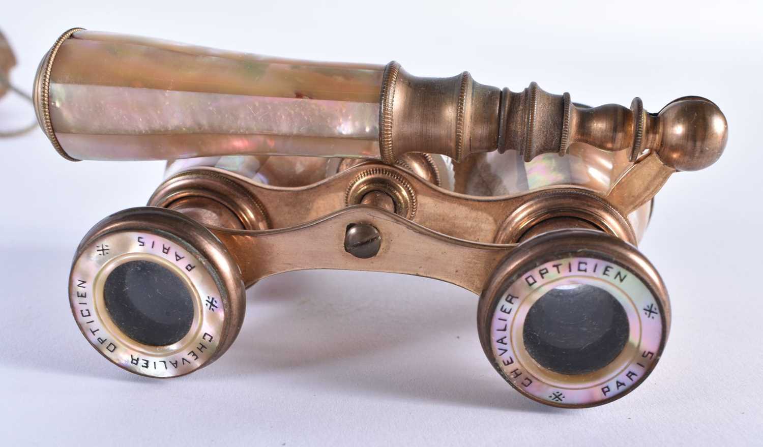 A PAIR OF MOTHER OF PEARL OPERA GLASSES. 18 cm wide extended. - Image 4 of 4