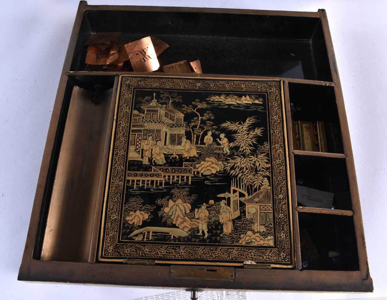 A FINE LATE 18TH/19TH CENTURY CHINESE EXPORT BLACK AND GOLD LACQUER SEWING CASKET Mid Qing, - Image 4 of 13
