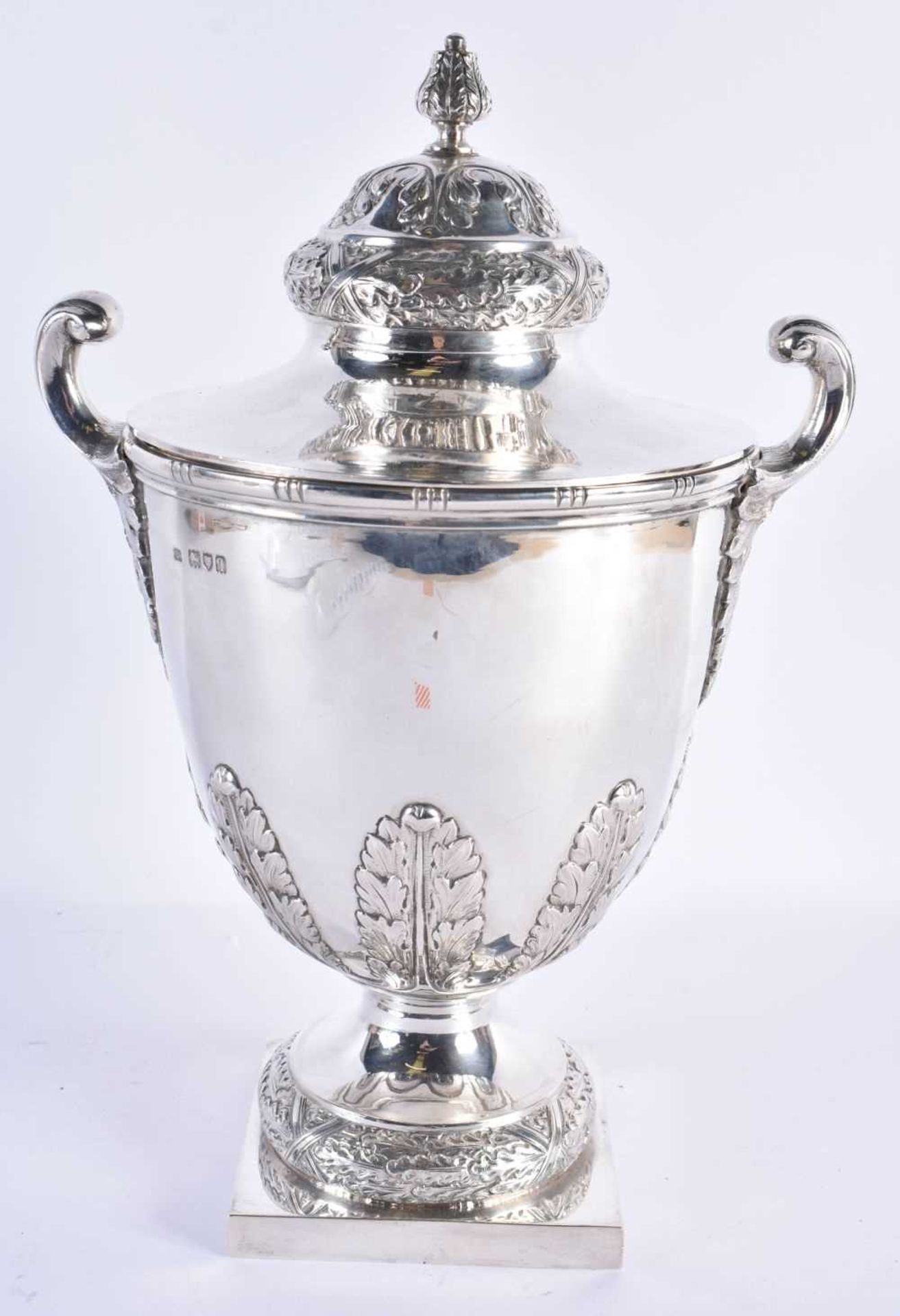 A FINE EARLY 20TH CENTURY ENGLISH SILVER TWIN HANDLED ARMORIAL VASE AND COVER by D & J Welby Ltd. - Image 5 of 7