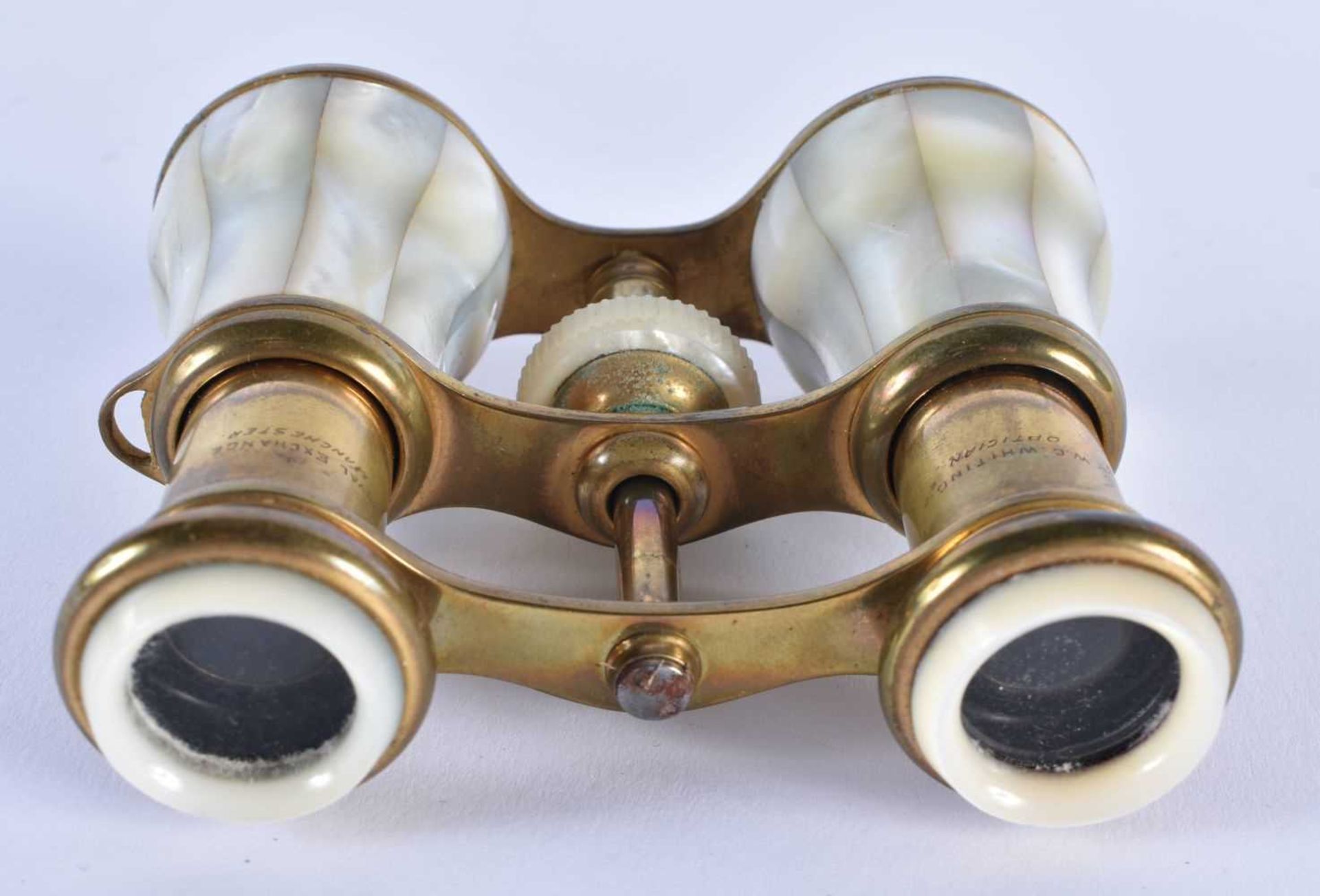 A PAIR OF MOTHER OF PEARL OPERA GLASSES. 9 cm x 8 cm extended. - Image 4 of 6