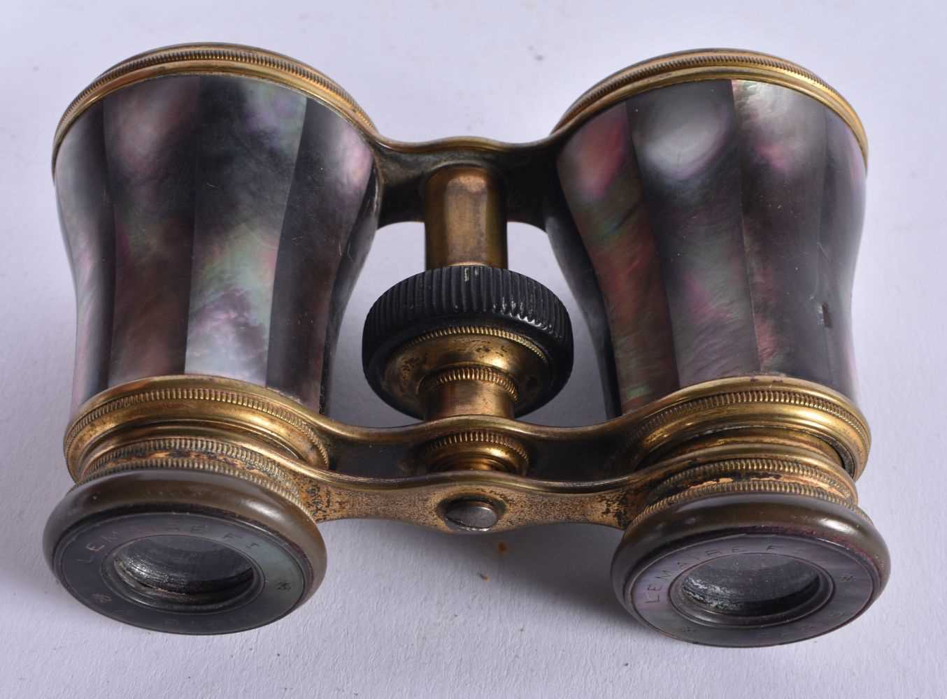 A PAIR OF MOTHER OF PEARL OPERA GLASSES. 9 cm x 8 cm extended. - Bild 3 aus 5