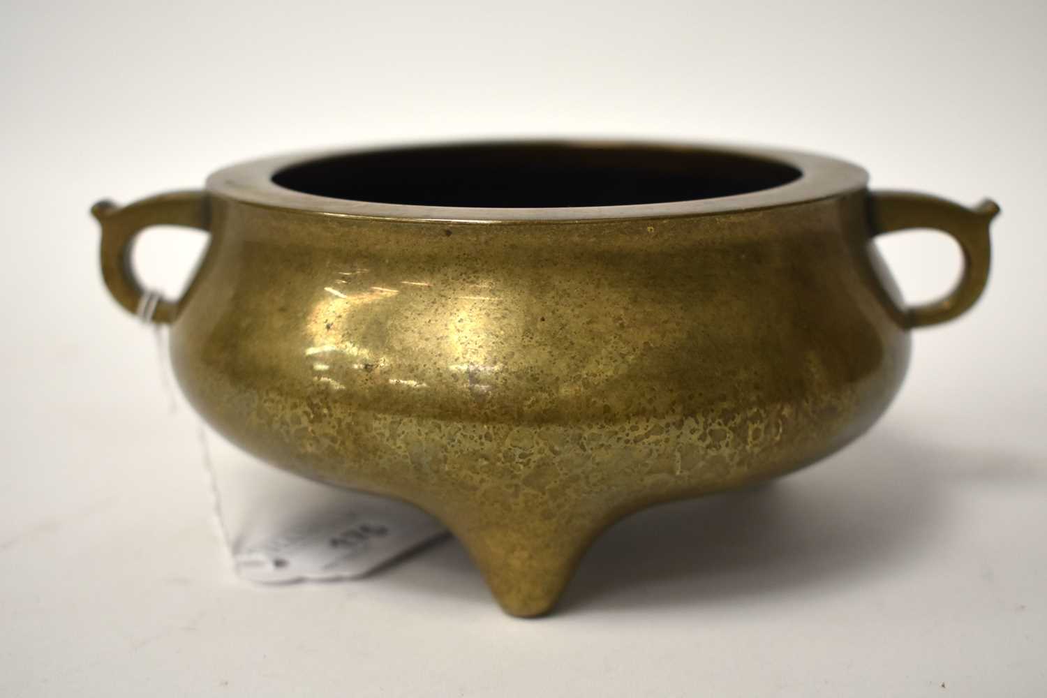 A LOVELY 18TH CENTURY CHINESE TWIN HANDLED BRONZE CENSER bearing Xuande marks to base. 1668 grams. - Image 14 of 18