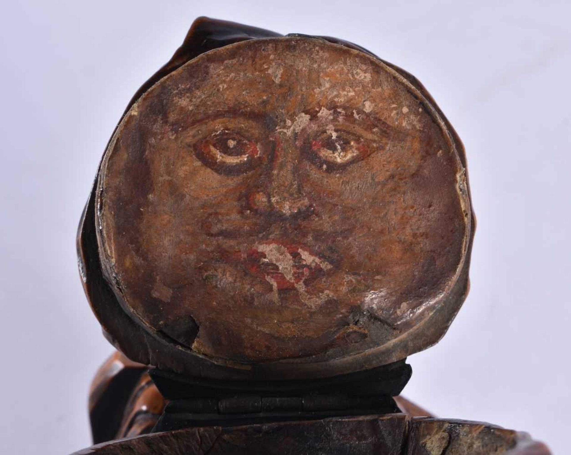 A VERY RARE 18TH CENTURY CARVED TREEN WOOD SNUFF BOX formed as a defecating male, wearing his - Image 8 of 10