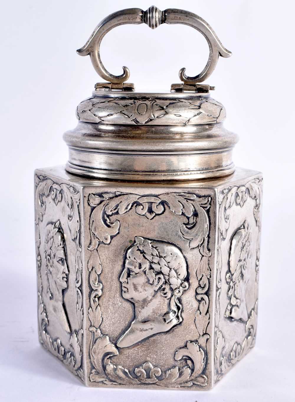 AN 18TH CENTURY CONTINENTAL SILVER TEA CADDY AND COVER decorated with classical mask heads, under - Bild 3 aus 6