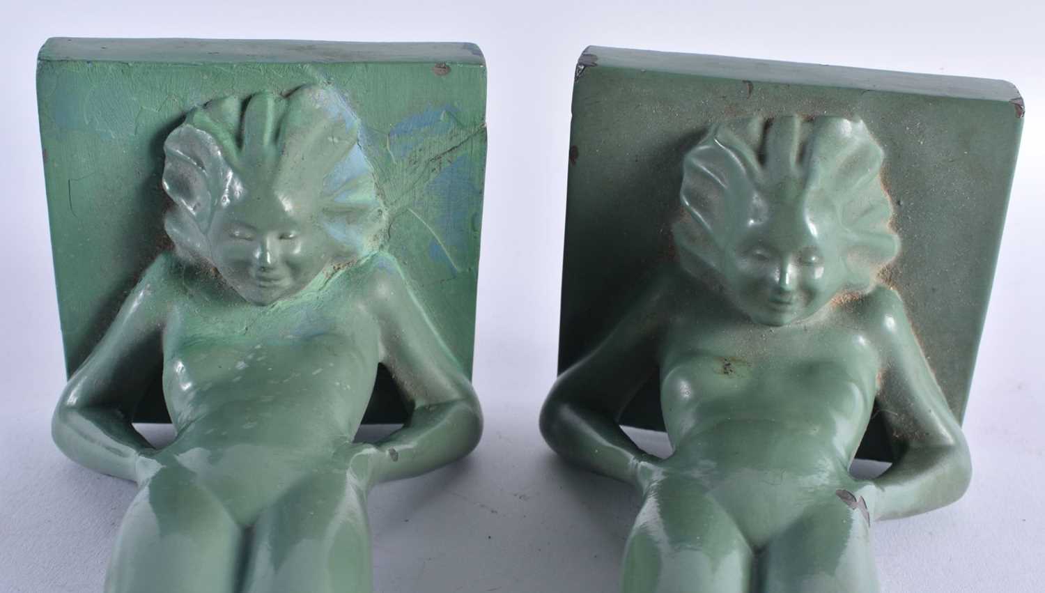 AN ART DECO FRENCH POTTERY FIGURAL ASHTRAY together with a pair of heavy painted art deco figural - Bild 6 aus 9