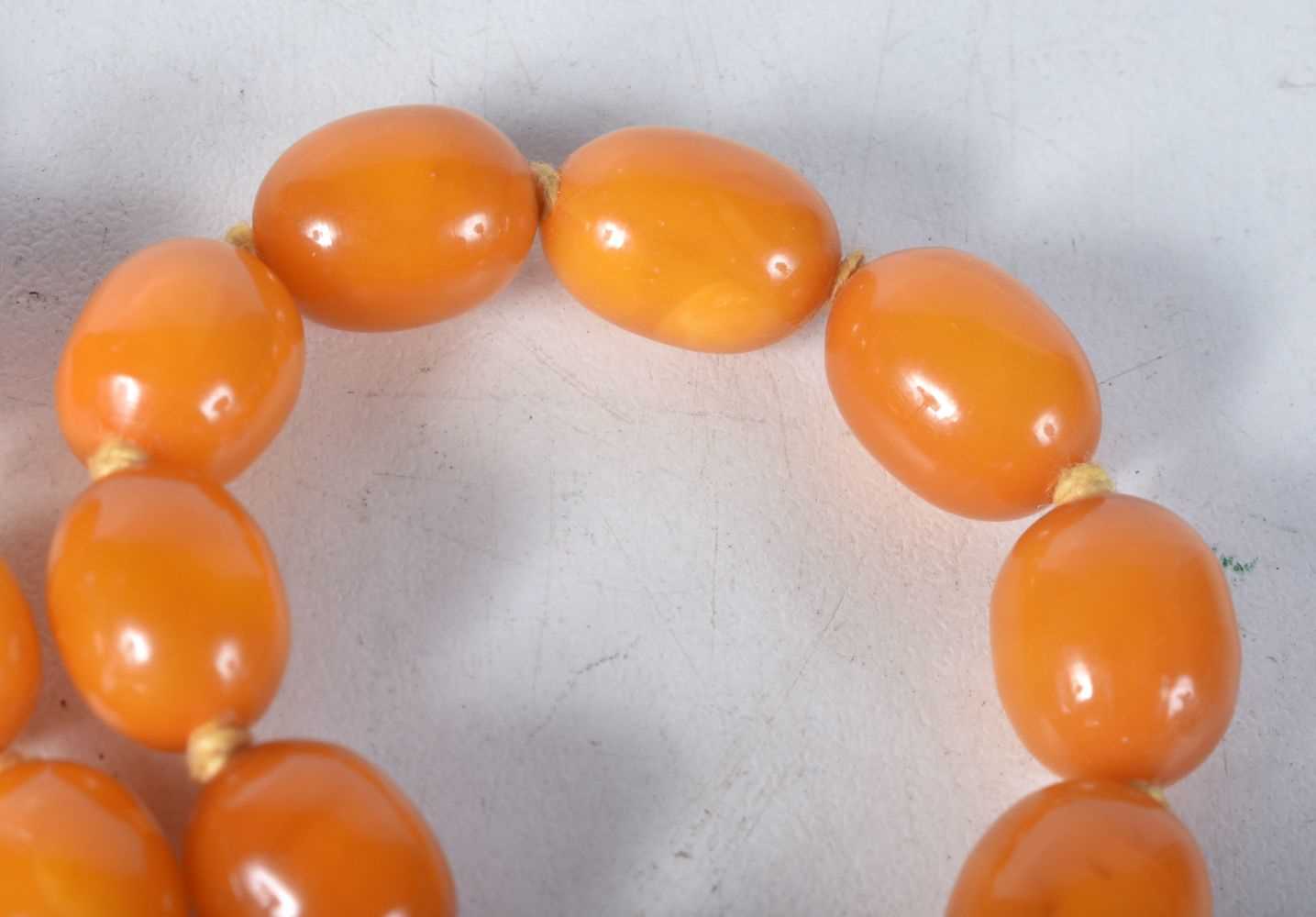 Bakelite graduated necklace individually knotted. 5cm long, weight 38g, largest bead 15mm - Image 3 of 3