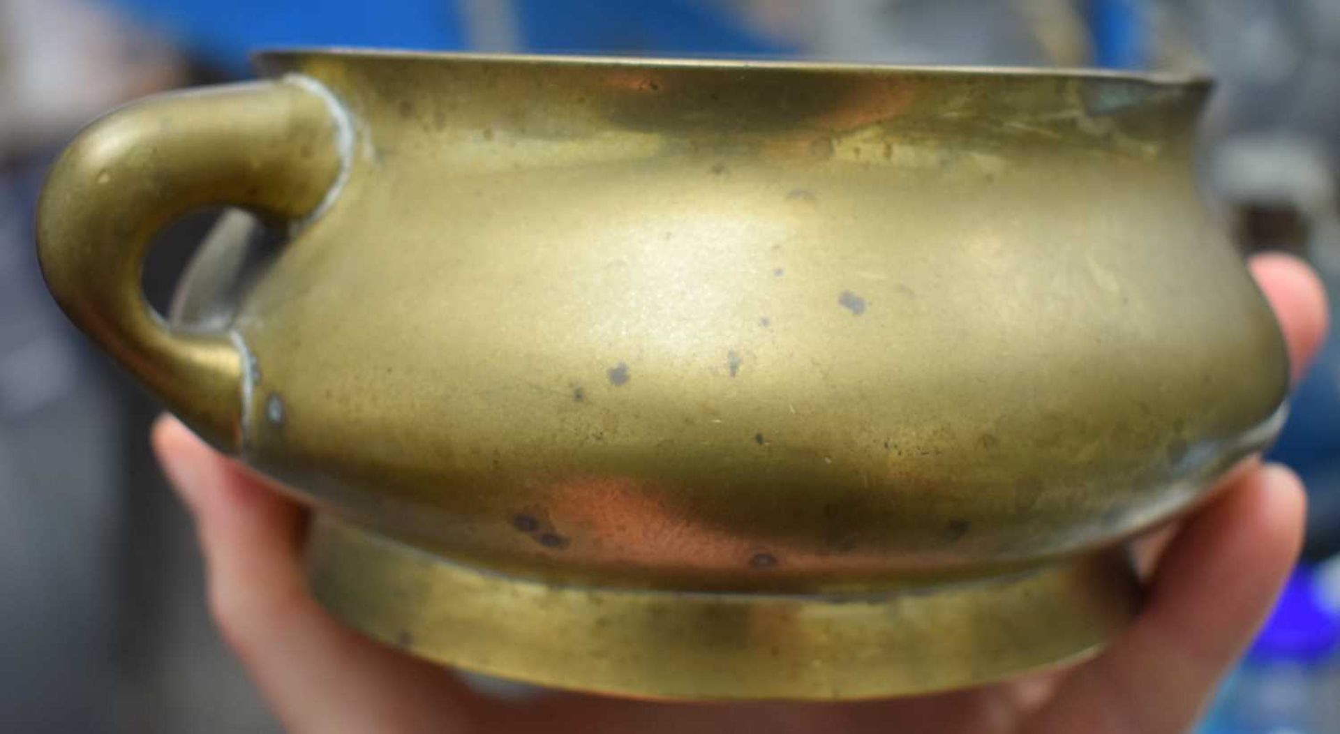 A GOOD 18TH CENTURY CHINESE TWIN HANDLED BRONZE CENSER bearing unusual four character studio marks - Image 9 of 14