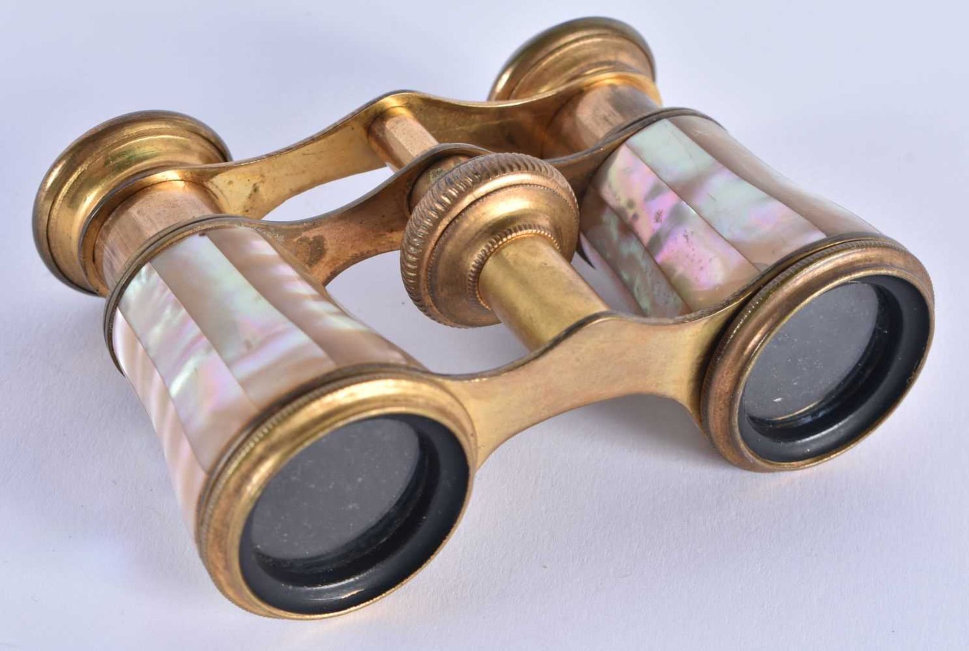 A PAIR OF MOTHER OF PEARL OPERA GLASSES. 9 cm x 8 cm extended.