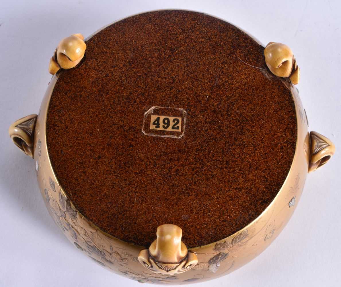 A 19TH CENTURY JAPANESE MEIJI PERIOD GOLD LACQUER SHIBAYAMA INLAID CIRCULAR CENSER decorated with - Image 8 of 25