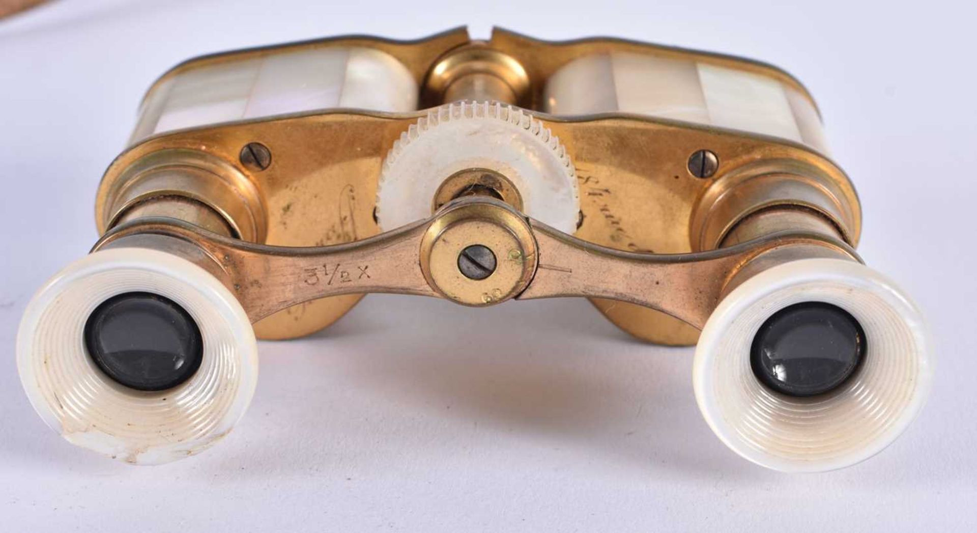 A PAIR OF MOTHER OF PEARL OPERA GLASSES. 9 cm x 8 cm extended. - Image 3 of 5