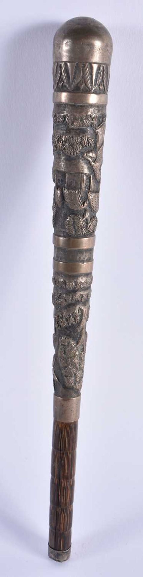 AN ANTIQUE INDIAN SILVER PARASOL HANDLE.107 grams overall. 26.5 cm long.