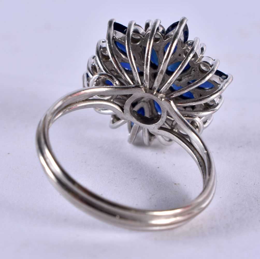 An 18 Carat White Gold, Diamond and Sapphire Cluster Ring. Stamped 750, Size P, weight 6.76g - Bild 3 aus 4