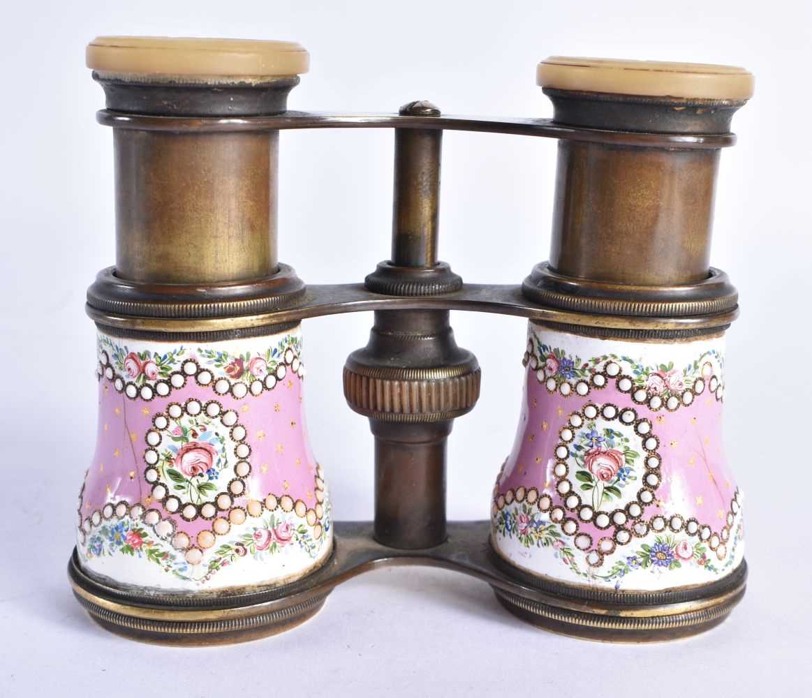 A PAIR OF ENAMELED OPERA GLASSES 9 x 11cm extended - Image 3 of 5