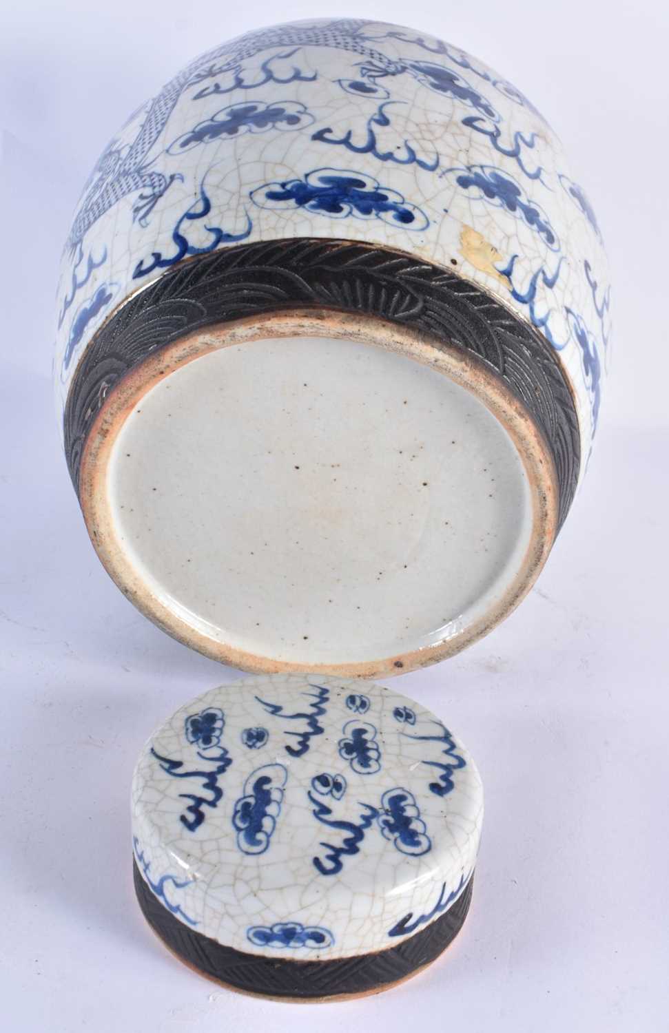 A LARGE 19TH CENTURY CHINESE BLUE AND WHITE CRACKLE GLAZED GINGER JAR AND COVER Qing. 33 cm x 20 - Image 4 of 7