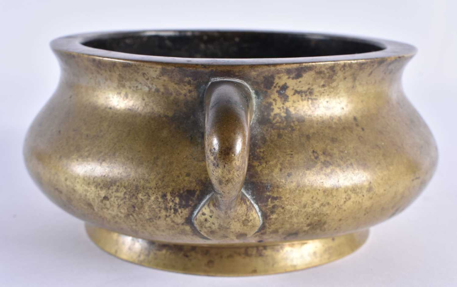 A LATE 18TH CENTURY CHINESE TWIN HANDLED BRONZE CENSER bearing Xuande marks to base. 1847 grams. - Image 3 of 17
