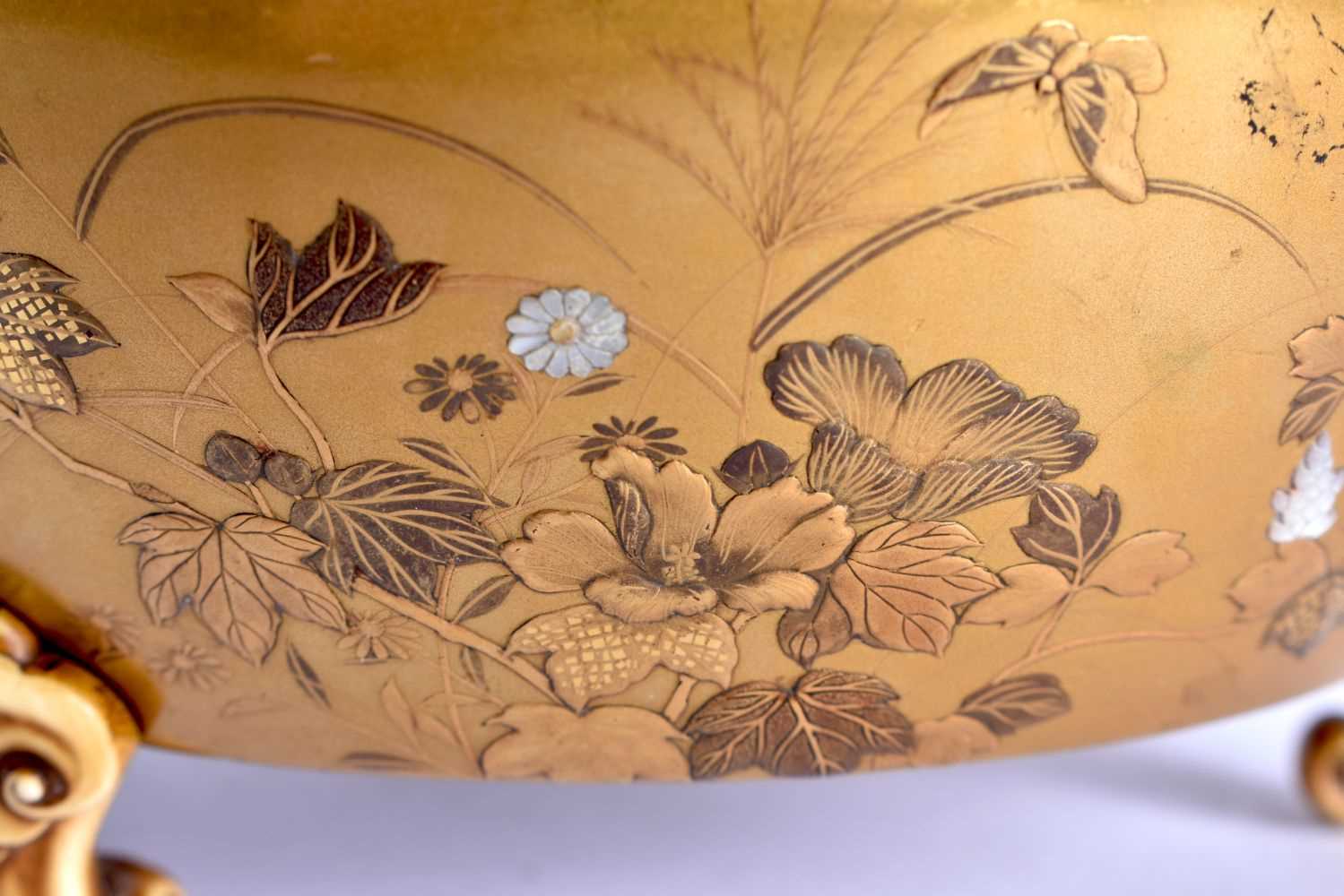 A 19TH CENTURY JAPANESE MEIJI PERIOD GOLD LACQUER SHIBAYAMA INLAID CIRCULAR CENSER decorated with - Image 3 of 25
