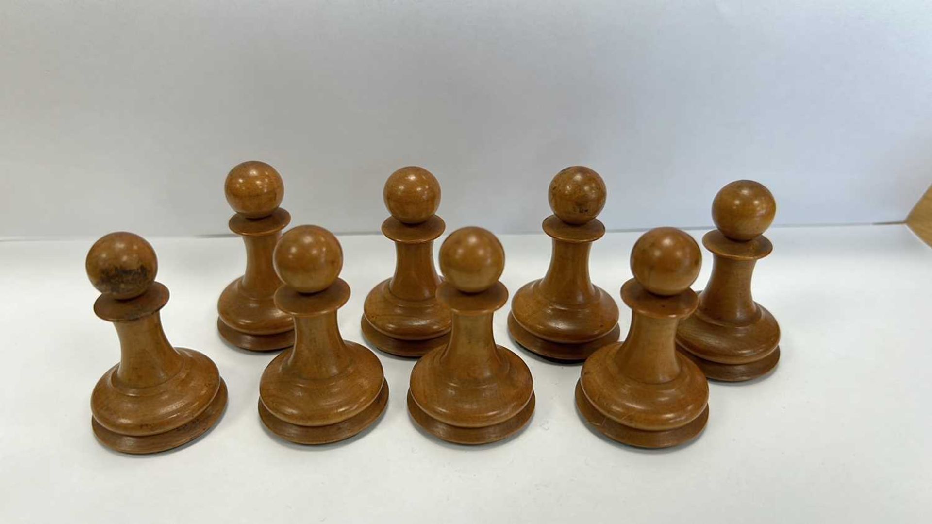 A LARGE ANTIQUE STAUNTON TYPE J JAQUES OF LONDON EBONY AND BOXWOOD CHESS SET (32 Pieces complete) - Image 8 of 44