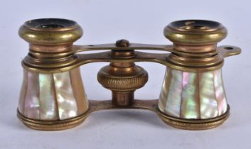 A PAIR OF MOTHER OF PEARL OPERA GLASSES. 9 cm x 6 cm.