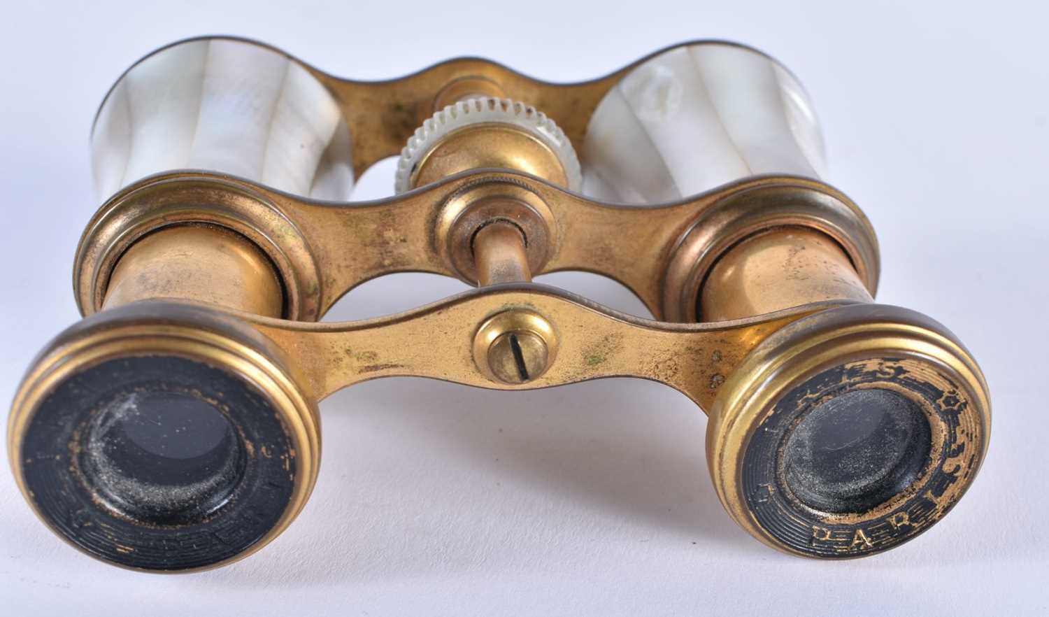 A PAIR OF MOTHER OF PEARL OPERA GLASSES. 9 cm x 8 cm extended. - Bild 3 aus 4