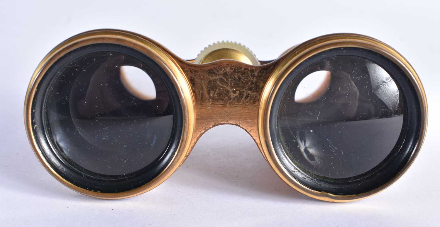 A CASED PAIR OF MOTHER OF PEARL OPERA GLASSES 9.5 11cm extended - Bild 4 aus 5