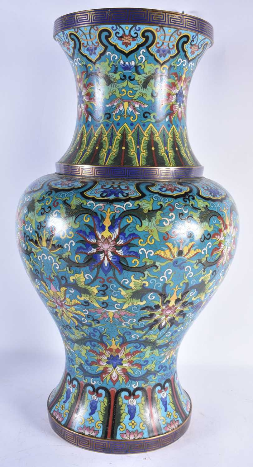 A VERY LARGE EARLY 20TH CENTURY CHINESE CLOISONNE ENAMEL VASE Late Qing/Republic, decorated with - Image 3 of 8