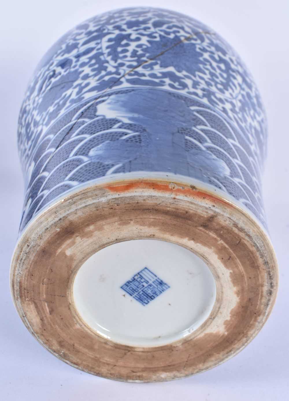 A LARGE 18TH CENTURY CHINESE BLUE AND WHITE PORCELAIN MEIPING VASE Qianlong mark and late in the - Image 5 of 6