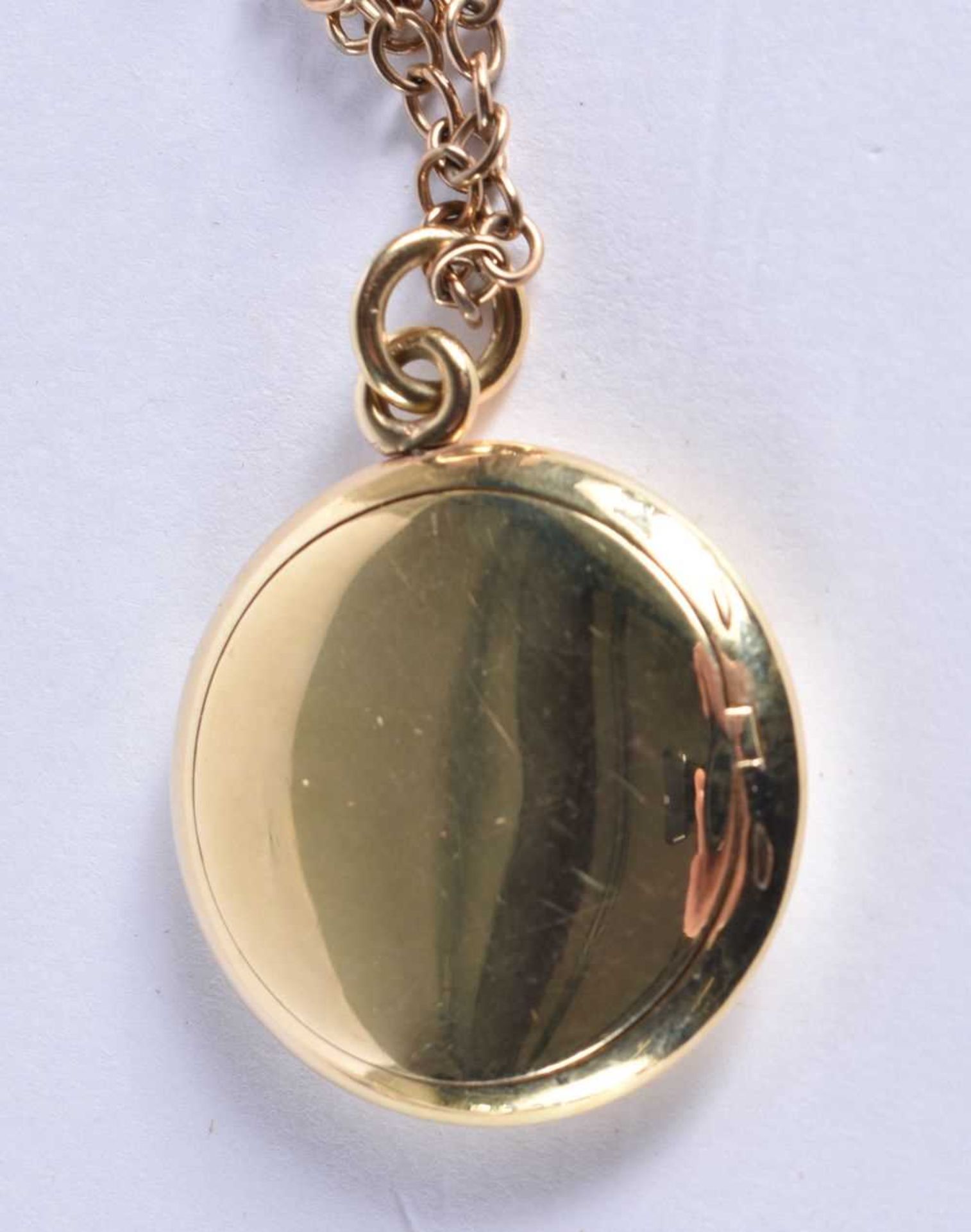 A 9 Carat Gold Locket (takes 4 pictures) on chain. Stamped 9K, 2.7cm diameter, total weight 11.4g. - Image 4 of 4