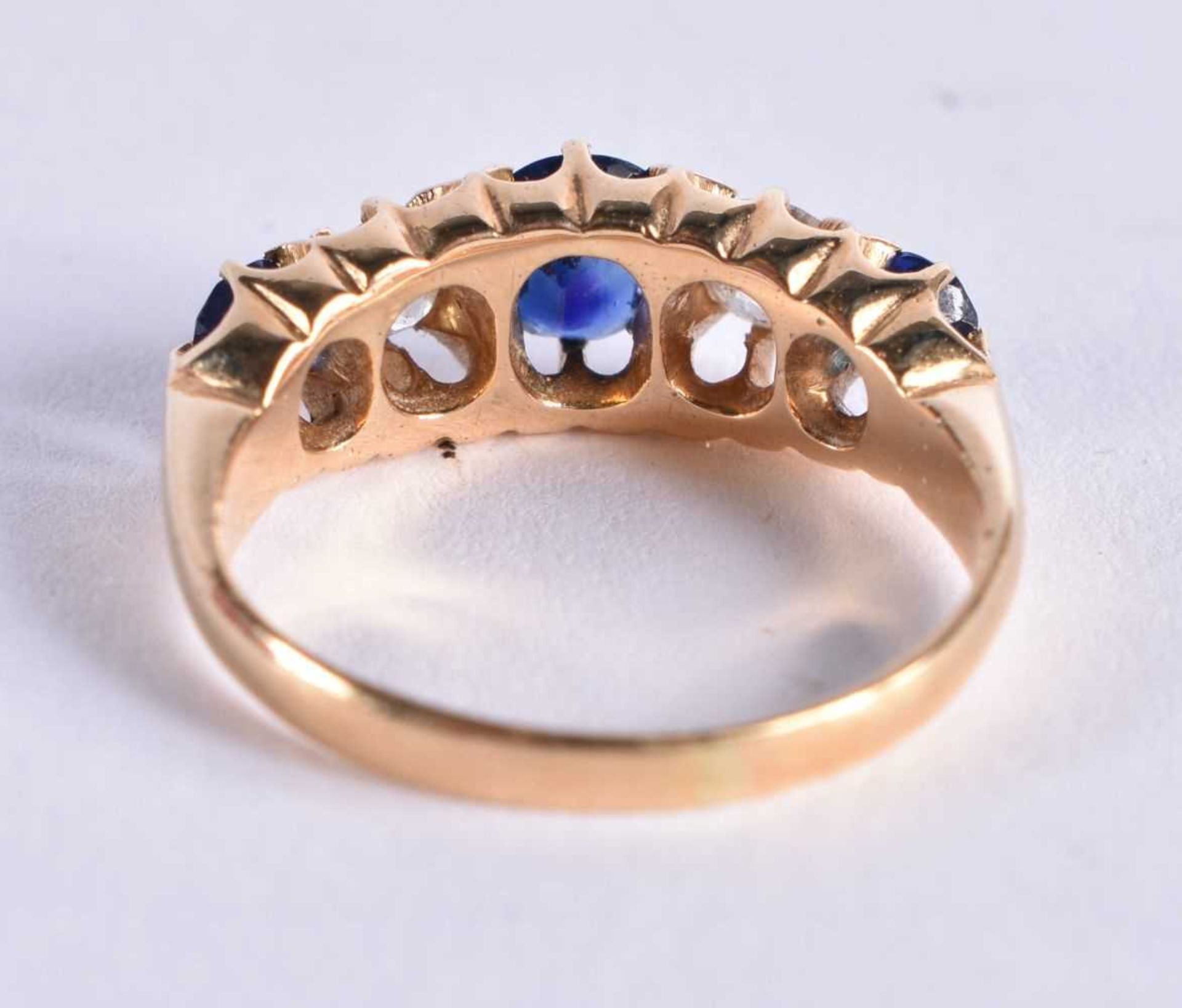 A VICTORIAN GOLD DIAMOND AND SAPPHIRE RING. 3.7 grams. I/J. - Image 3 of 4