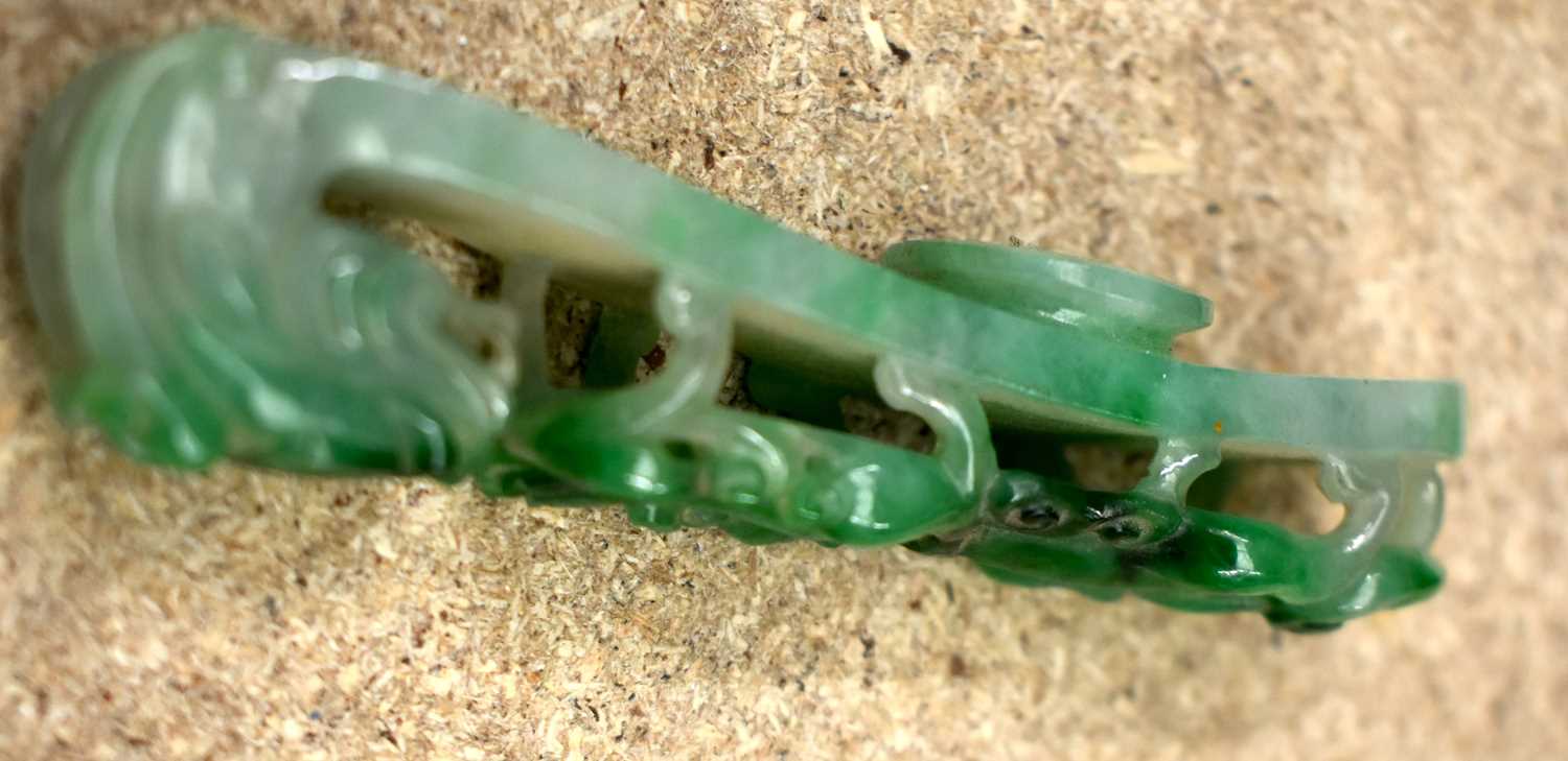 A FINE 19TH CENTURY CHINESE CARVED JADEITE BELT HOOK Qing. 10 cm long. - Image 21 of 28