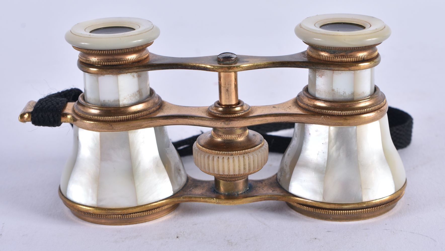 A PAIR OF MOTHER OF PEARL OPERA GLASSES. 9 cm x 6 cm. - Bild 2 aus 4