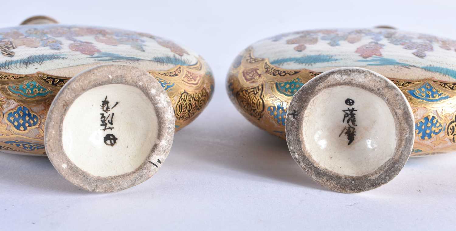 A PAIR OF 19TH CENTURY JAPANESE MEIJI PERIOD SATSUMA MOON FLASKS by Shimazu, painted with numerous - Image 7 of 7