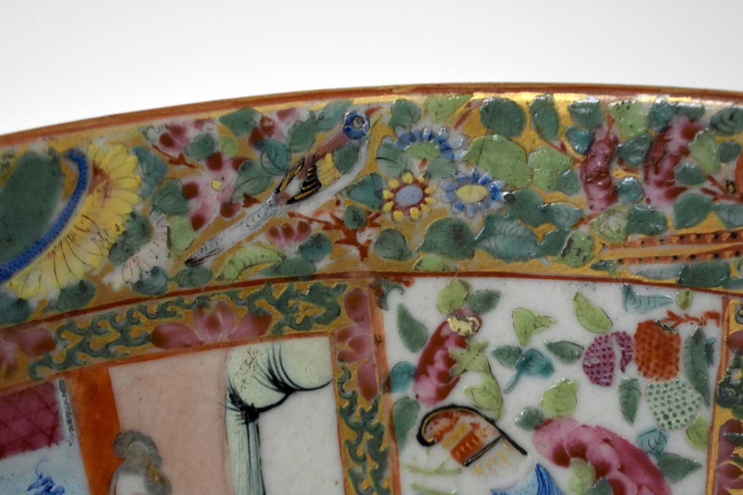A LARGE 19TH CENTURY CHINESE CANTON FAMILLE ROSE PORCELAIN BOWL Qing. 28 cm diameter. - Image 6 of 16