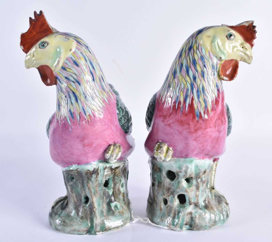 A PAIR OF EARLY 19TH CENTURY CHINESE CANTON FAMILLE ROSE FIGURES OF FOWL Qing, modelled as hens with - Image 4 of 5