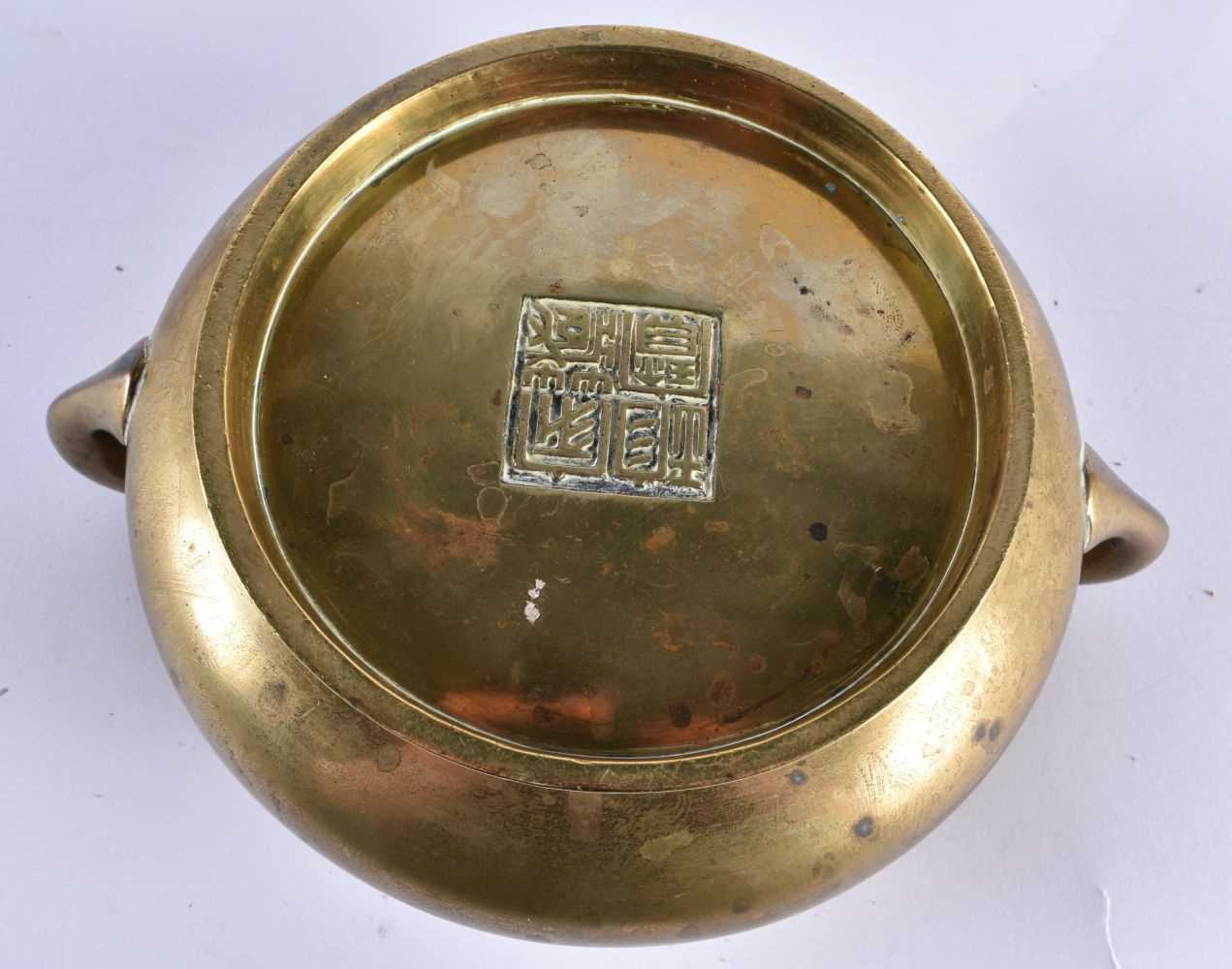A GOOD 18TH CENTURY CHINESE TWIN HANDLED BRONZE CENSER bearing unusual four character studio marks - Image 7 of 14
