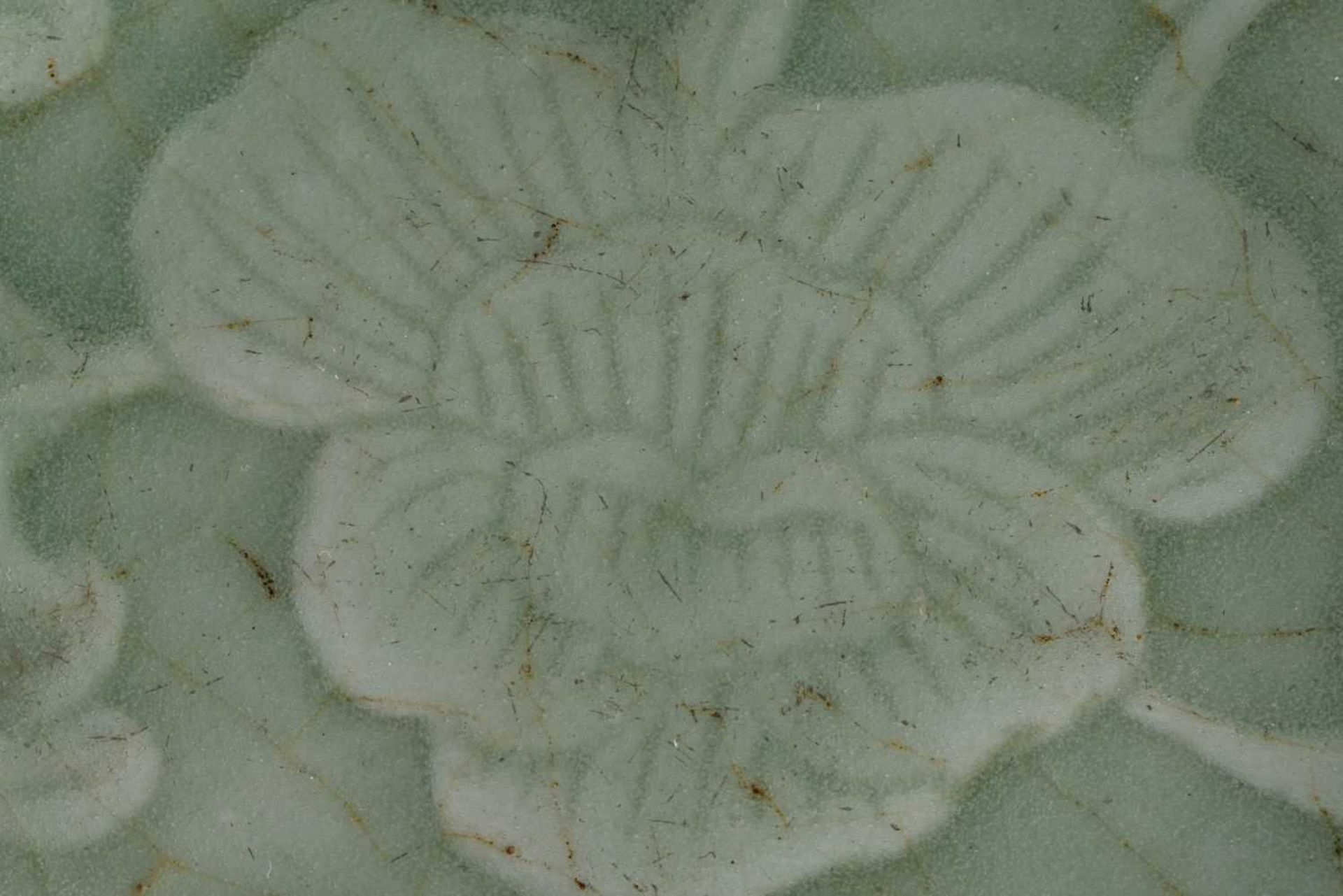 A 17TH/18TH CENTURY CHINESE LONGQUAN CELADON MOULDED DISH Late Ming. 14.5 cm diameter. - Image 2 of 4