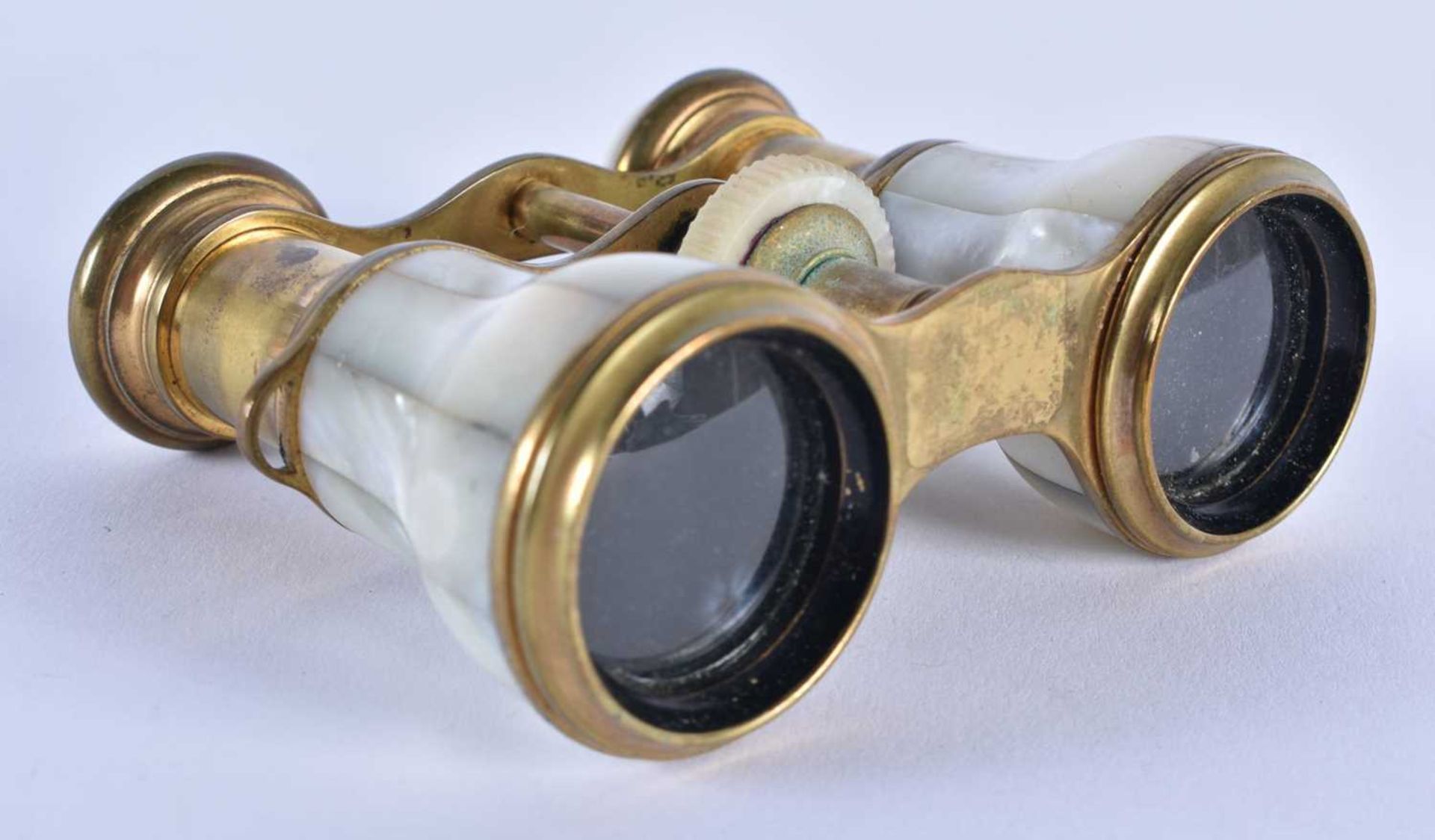 A PAIR OF MOTHER OF PEARL OPERA GLASSES. 9 cm x 8 cm extended.