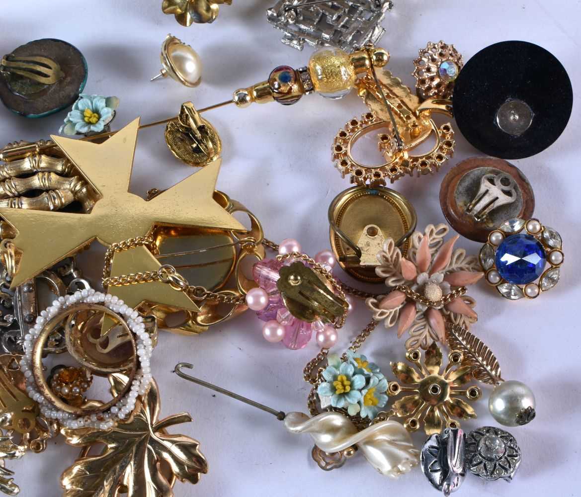 A quantity of Costume Jewellery (qty) - Image 5 of 6