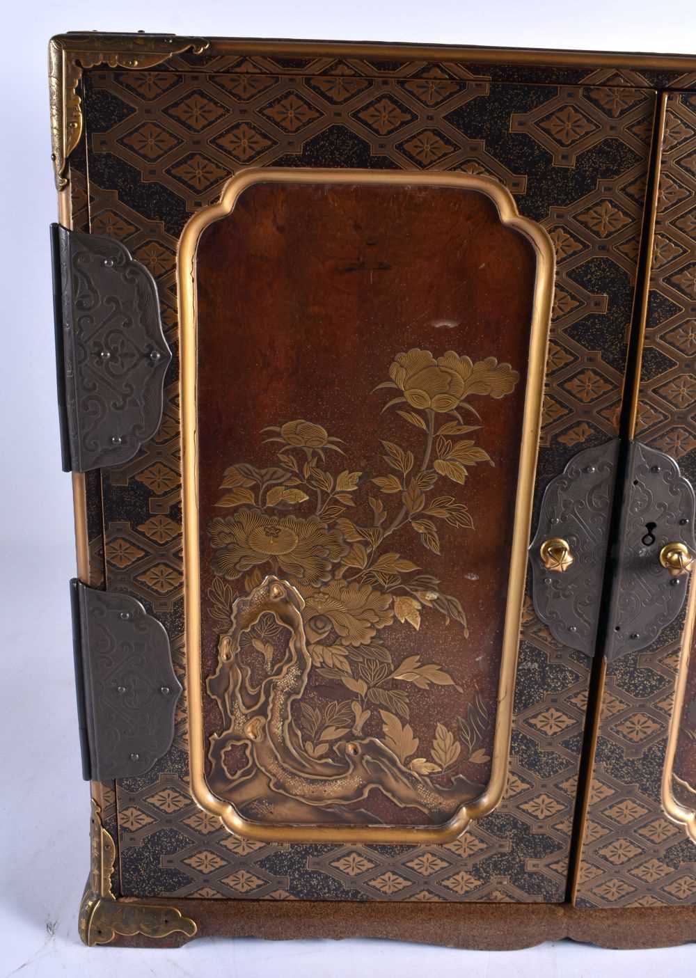 A VERY FINE 18TH/19TH CENTURY JAPANESE EDO PERIOD LACQUERED TABLE CABINET by Tsurushita Chouji, upon - Image 3 of 32