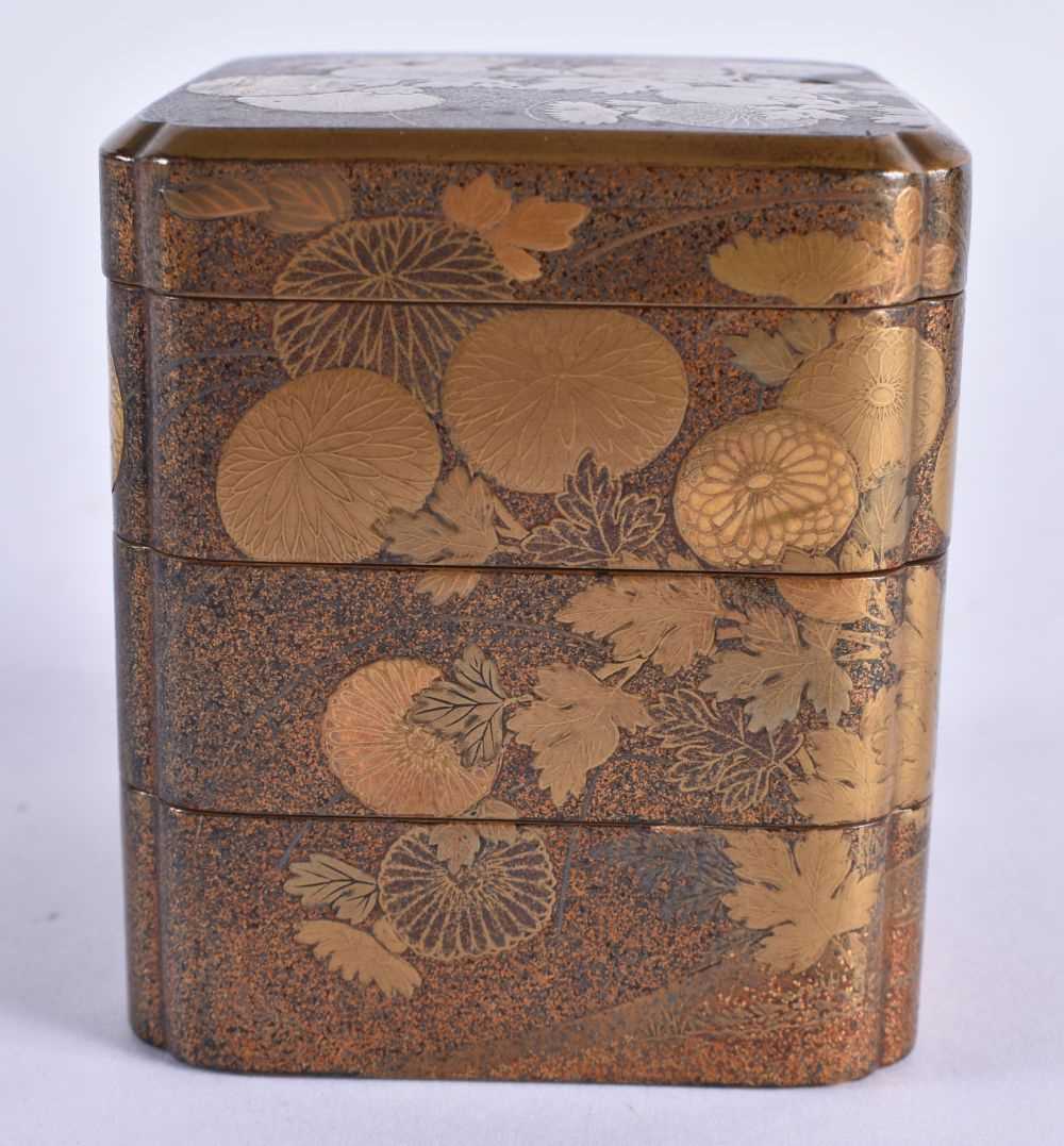 A LOVELY 19TH CENTURY JAPANESE MEIJI PERIOD GOLD LACQUER BOX AND COVER decorated with foliage. 7 - Image 2 of 7