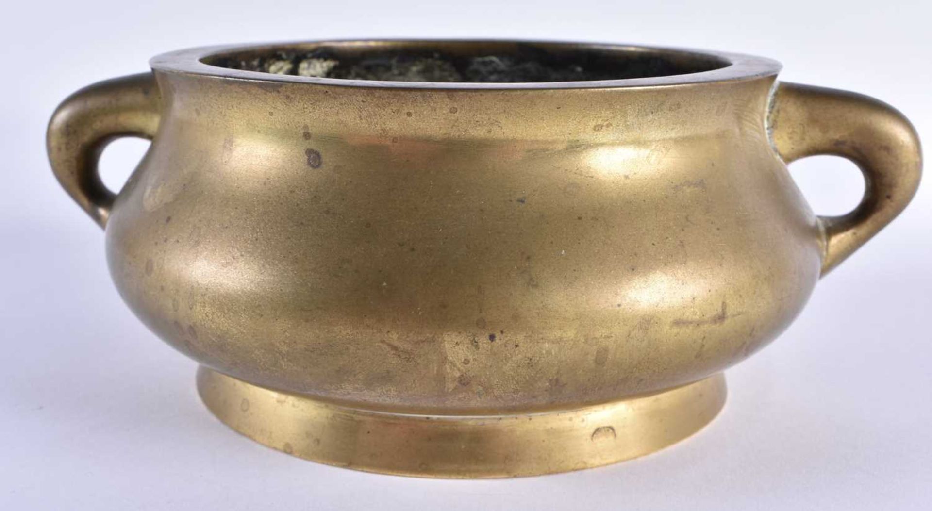 A GOOD 18TH CENTURY CHINESE TWIN HANDLED BRONZE CENSER bearing unusual four character studio marks - Image 5 of 14