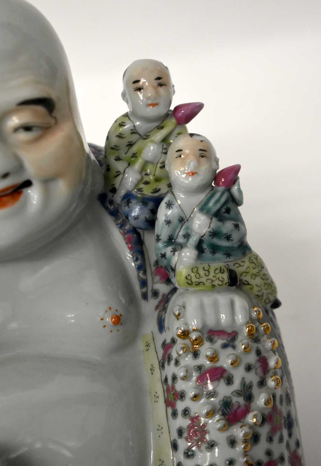 AN EARLY 20TH CENTURY CHINESE FAMILLE ROSE PORCELAIN FIGURE OF A BUDDHA Late Qing/Republic, modelled - Image 12 of 17