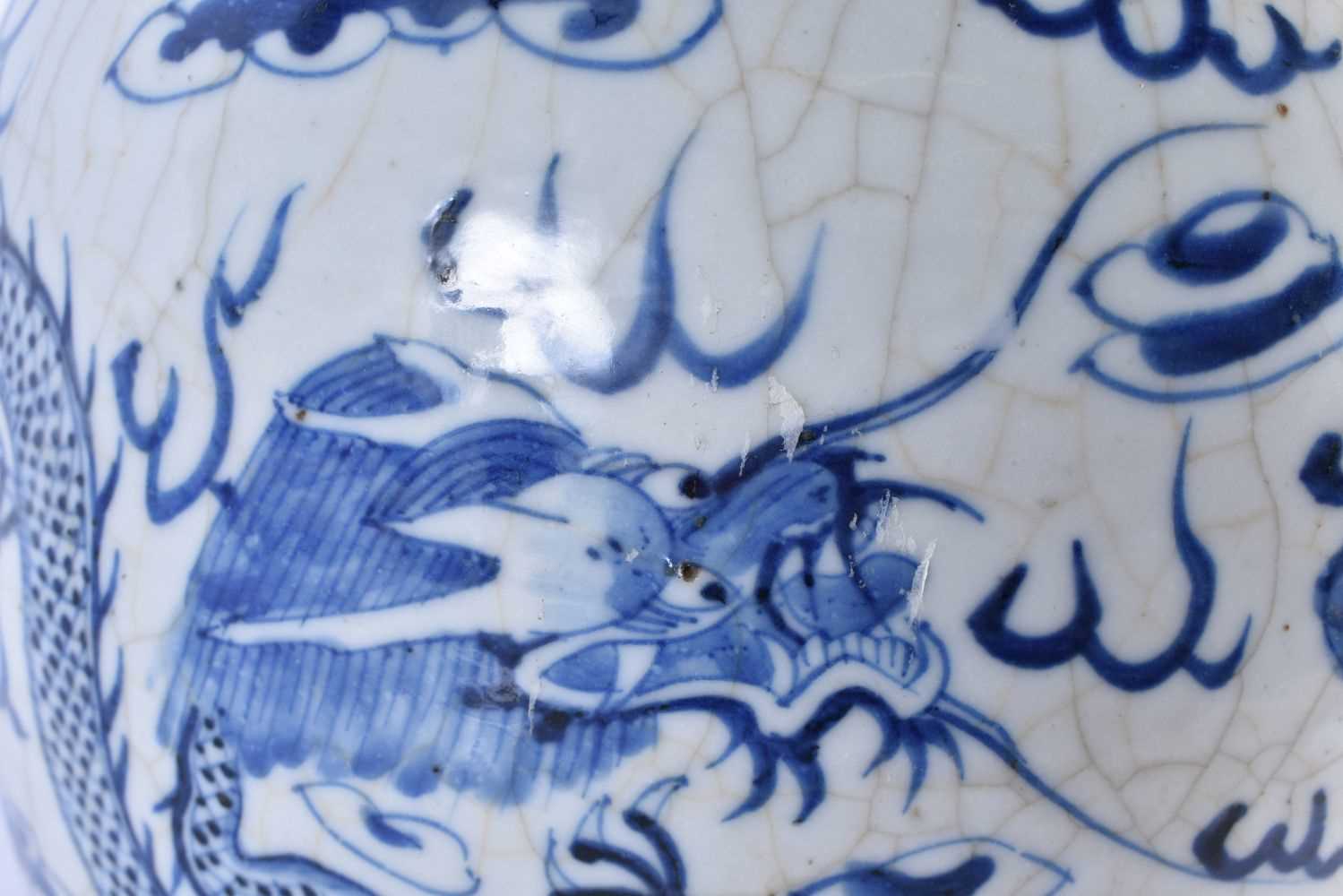 A LARGE 19TH CENTURY CHINESE BLUE AND WHITE CRACKLE GLAZED GINGER JAR AND COVER Qing. 33 cm x 20 - Image 6 of 7