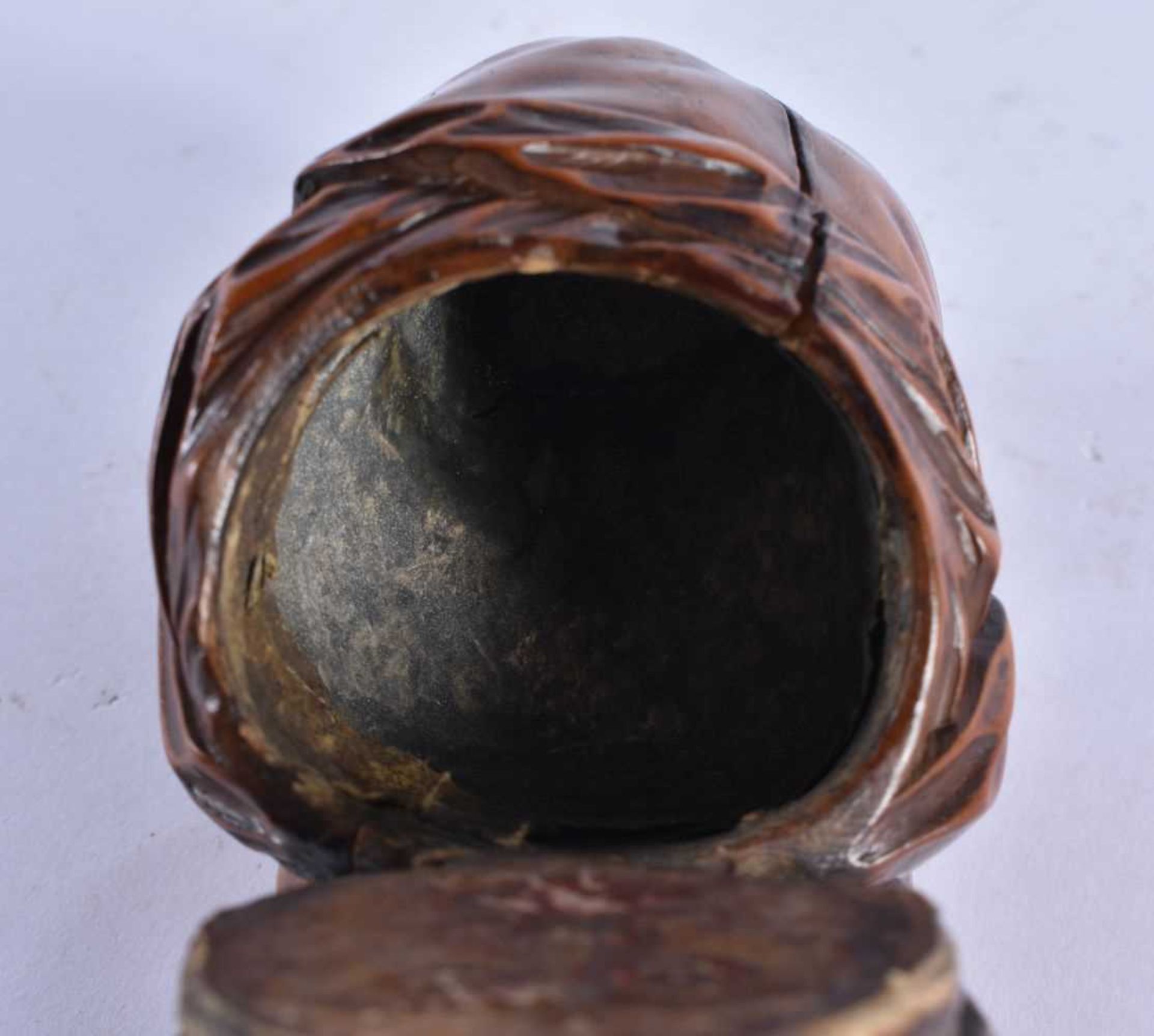 A VERY RARE 18TH CENTURY CARVED TREEN WOOD SNUFF BOX formed as a defecating male, wearing his - Image 9 of 10