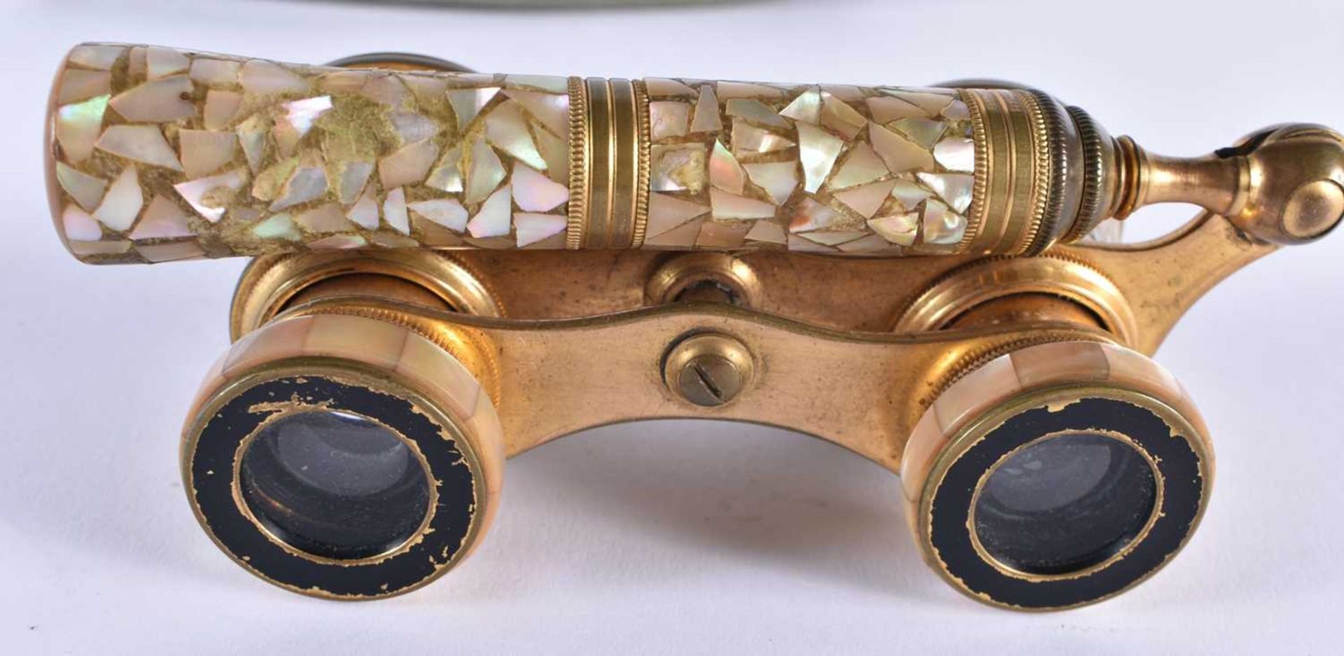 A PAIR OF MOTHER OF PEARL OPERA GLASSES. 18 cm wide extended. - Image 3 of 4