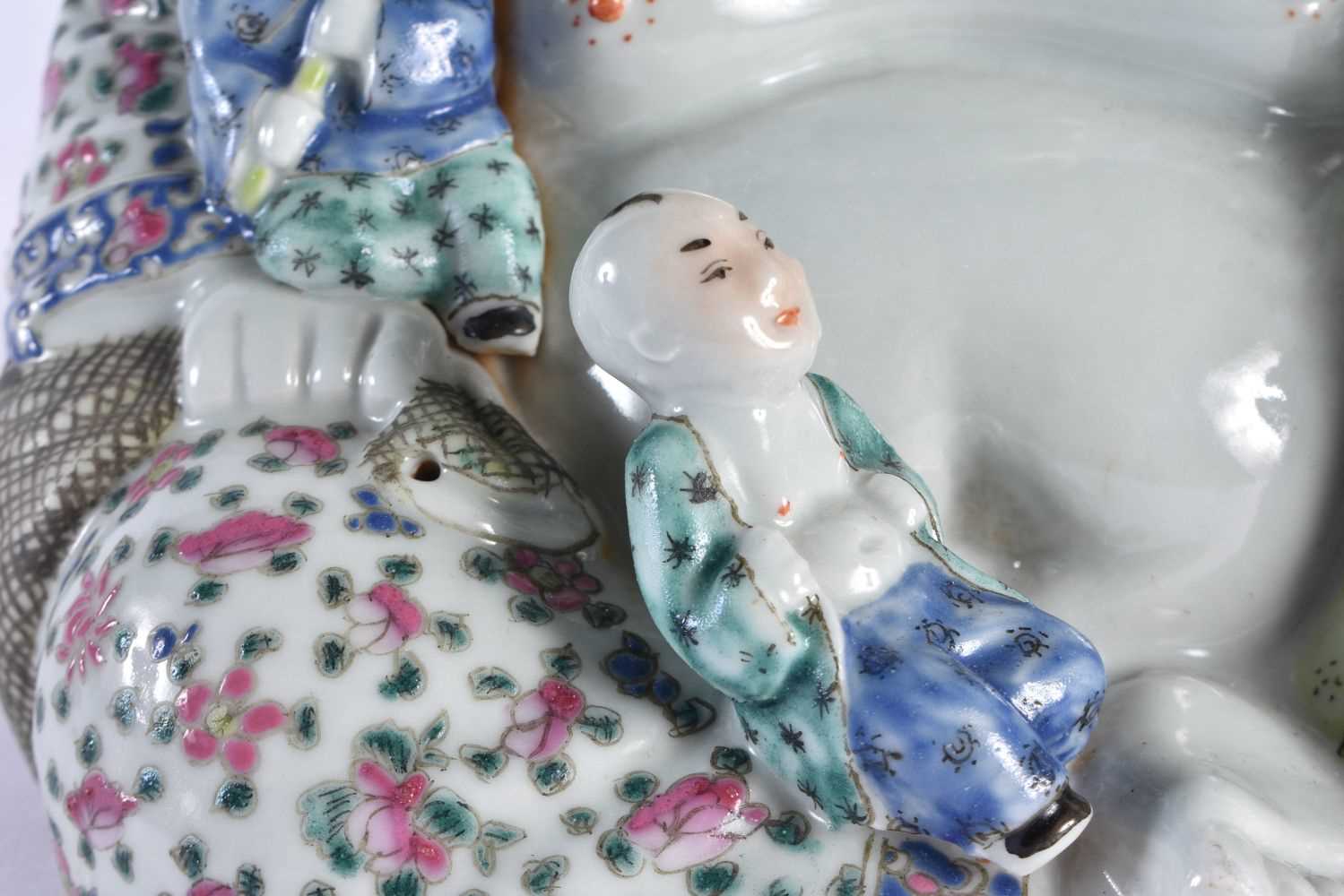 AN EARLY 20TH CENTURY CHINESE FAMILLE ROSE PORCELAIN FIGURE OF A BUDDHA Late Qing/Republic, modelled - Image 4 of 17