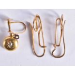 A 9 Carat Gold Earring with a 15 Carat Gold Dropper together with a pair of Earrings, weight of gold